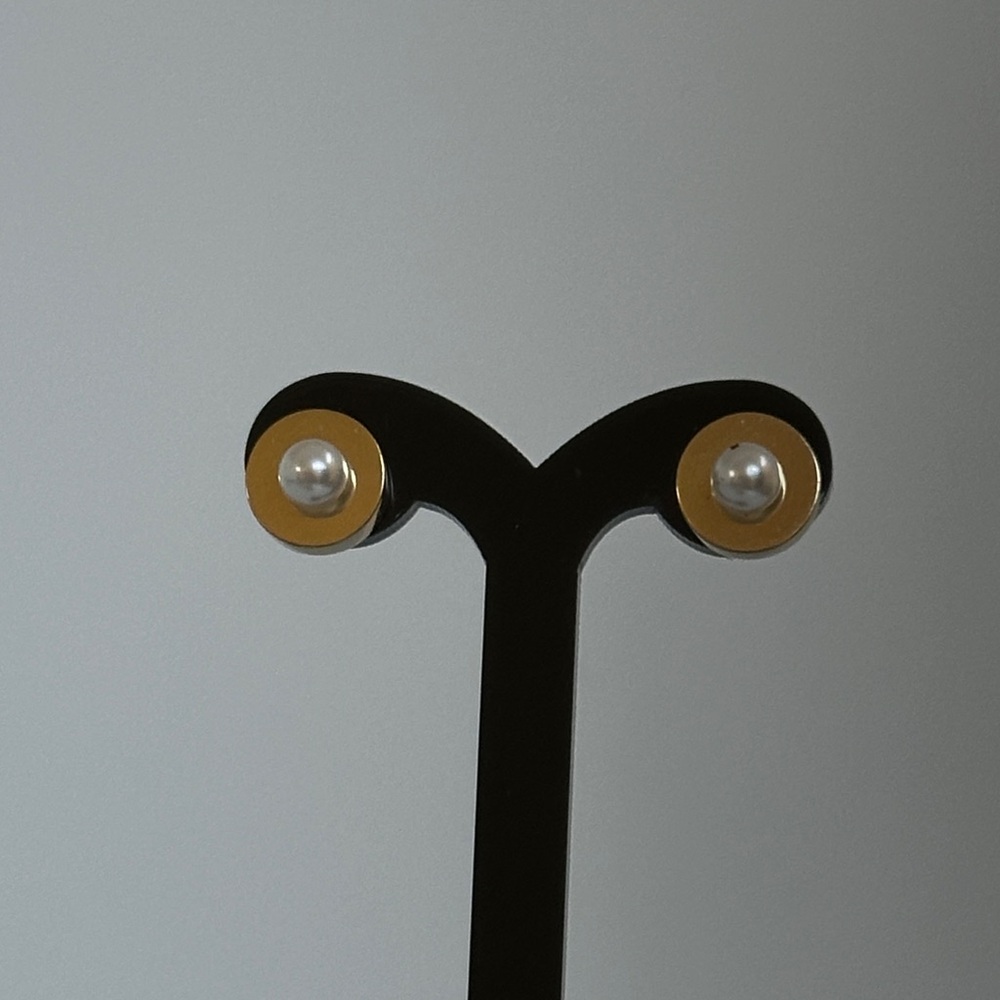 Elegant Gold and Pearl Stud Earrings